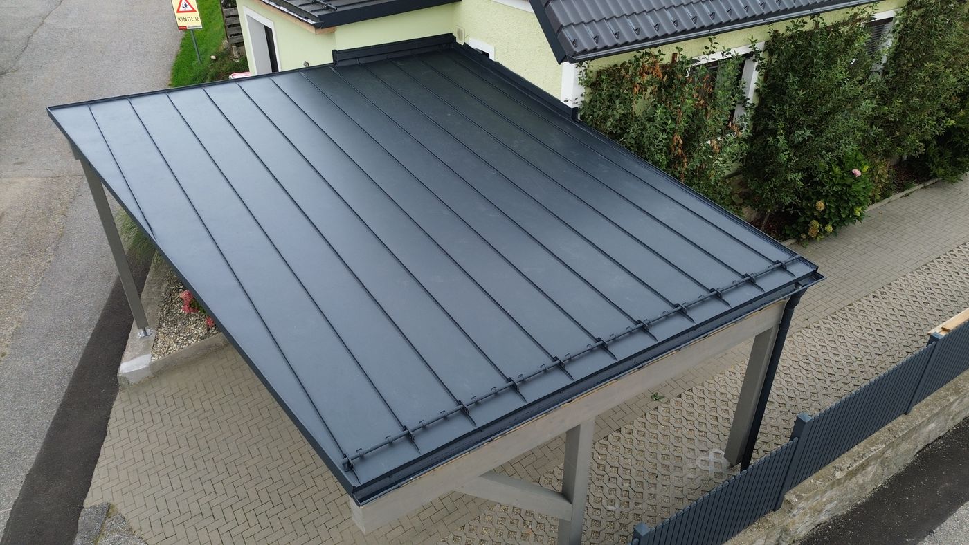 Stehfalz-Blechdach auf Carport in Anthrazit – Dachkonzept Radinger